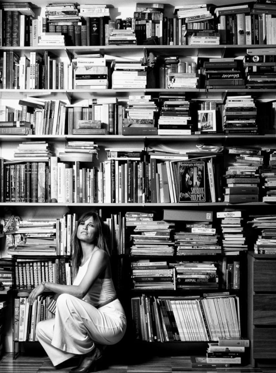 "Los libros no son un fetiche de pedantes, o no sólo. Son la única defensa contra la manipulación y la mentira porque sin ellos somos carne de cañón: perfectos para desfilar dóciles detrás de la propaganda, directos al matadero". 
Leer o no leer. Esa es la cuestión👇