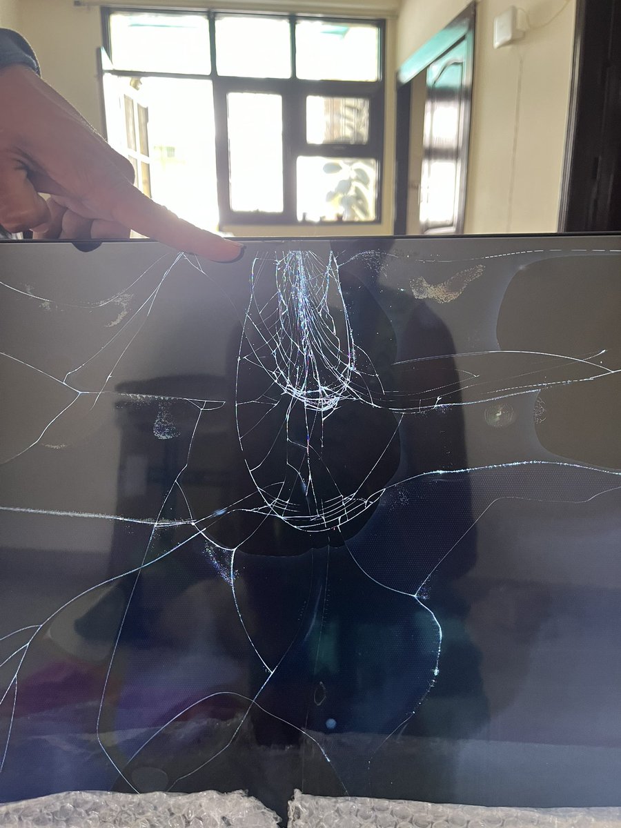 Roonie_11's tweet photo. Horrible service by @nobrokercom ….. Moved my luggage from Pune to Delhi and half of the items are damaged including 55 inch TV, Study Table, Pots. After speaking to customer service, they are saying claims will not be possible. 

@NoBrokerCare @nobrokercom https://t.co/tVOgbwJh8C