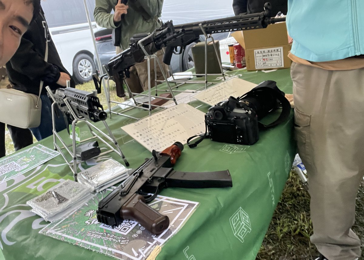 yousunics's tweet image. 本日は #ハートロック 
吹き荒ぶ雨の中、アホカリと同じステージ（本巣）で出展！
隣は #LCTAirsoft 様で、最新のAKバリエーションとヨウスニクスハードリコイルカスタム（LCTスペシャル）展示をご一緒させていただきました
夜になりようやく雨が落ち着き始め、、、
明日はゲリラ側にて参戦です！