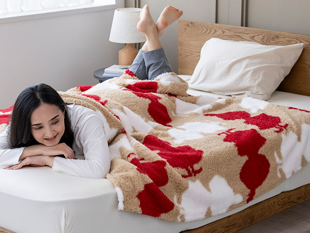 【MOOMIN×じぶんまくら】毎年大人気のシルエットデザイン毛布に、今年は新デザイン＆新色が登場✨ムーミンに加えて、リトルミイのデザインも仲間入り♪空気をたっぷり含みで、空気の層が保温性を高める構造🛏寒い季節も、ムーミンたちと一緒にぬくもりに包まれてみませんか？
moomin.co.jp/news/products/…