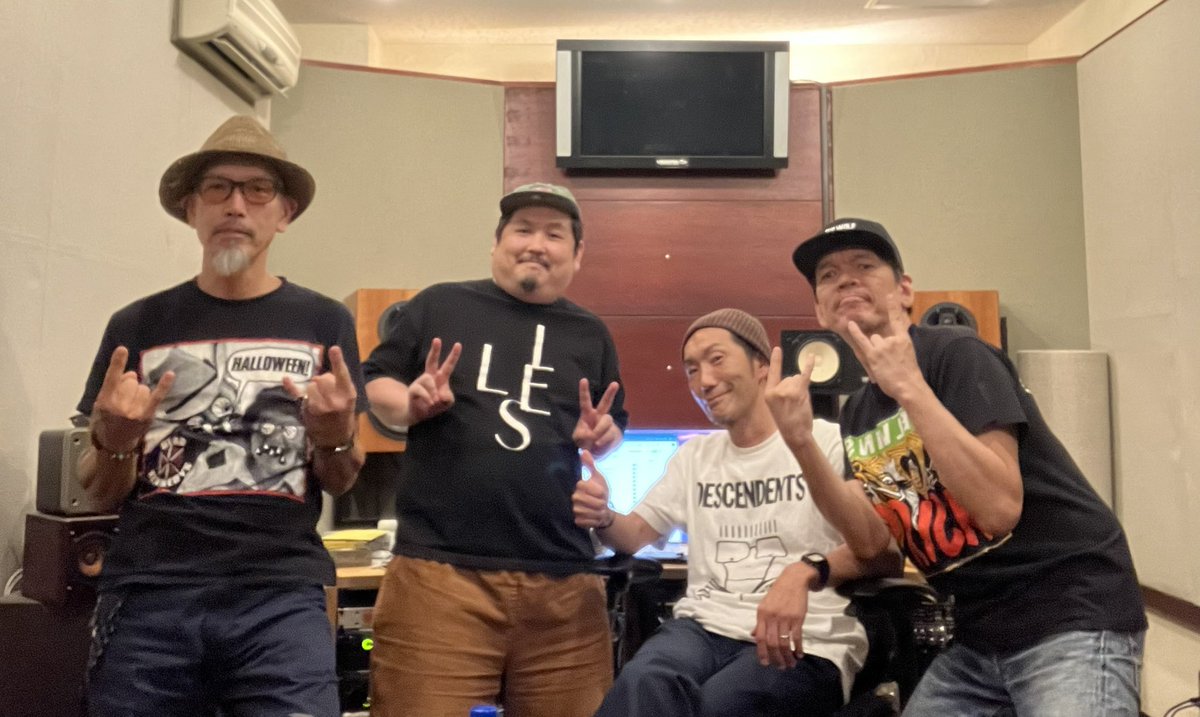 KENNY BAKERニューアルバムのレコーディング終わりました！
むちゃくちゃカッコいいのができたのでお楽しみに！
乞う超ご期待！
写真はエンジニアのハヤシと👍