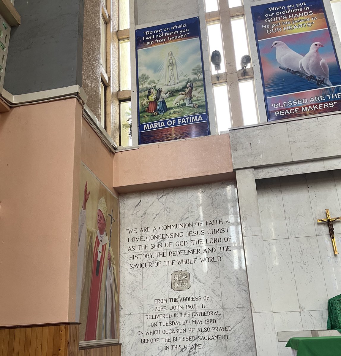 W dyplomacji publicznej względem Afryki powinniśmy stawiać na JPII. Z jakimkolwiek Afrykaninem bym nie rozmawiał, JPII jest jego pierwszym skojarzeniem z 🇵🇱 - w 🇰🇪 wyjątkowo, bo pielgrzymował dwa razy (1980 i 1985). Za Jego pontyfikatu Kościół naprawdę otworzył się na Afrykę.