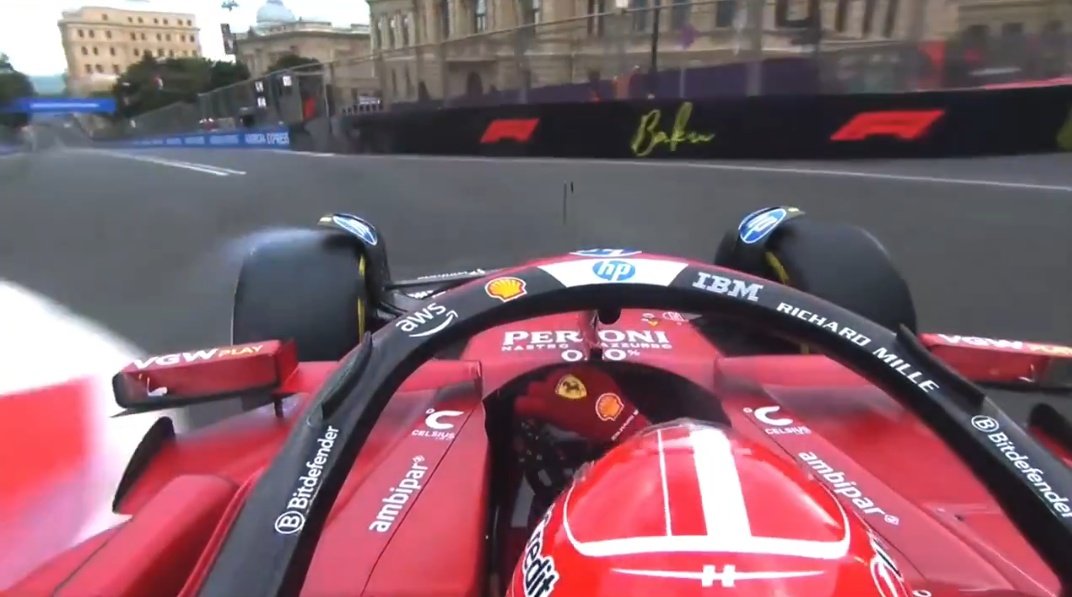 El coche de Charles:
Viste, justo hoy no quiero doblar a como vos me digas que lo haga.
A la siguiente le da dos vueltas enteras al volante a ver si gira jajaj