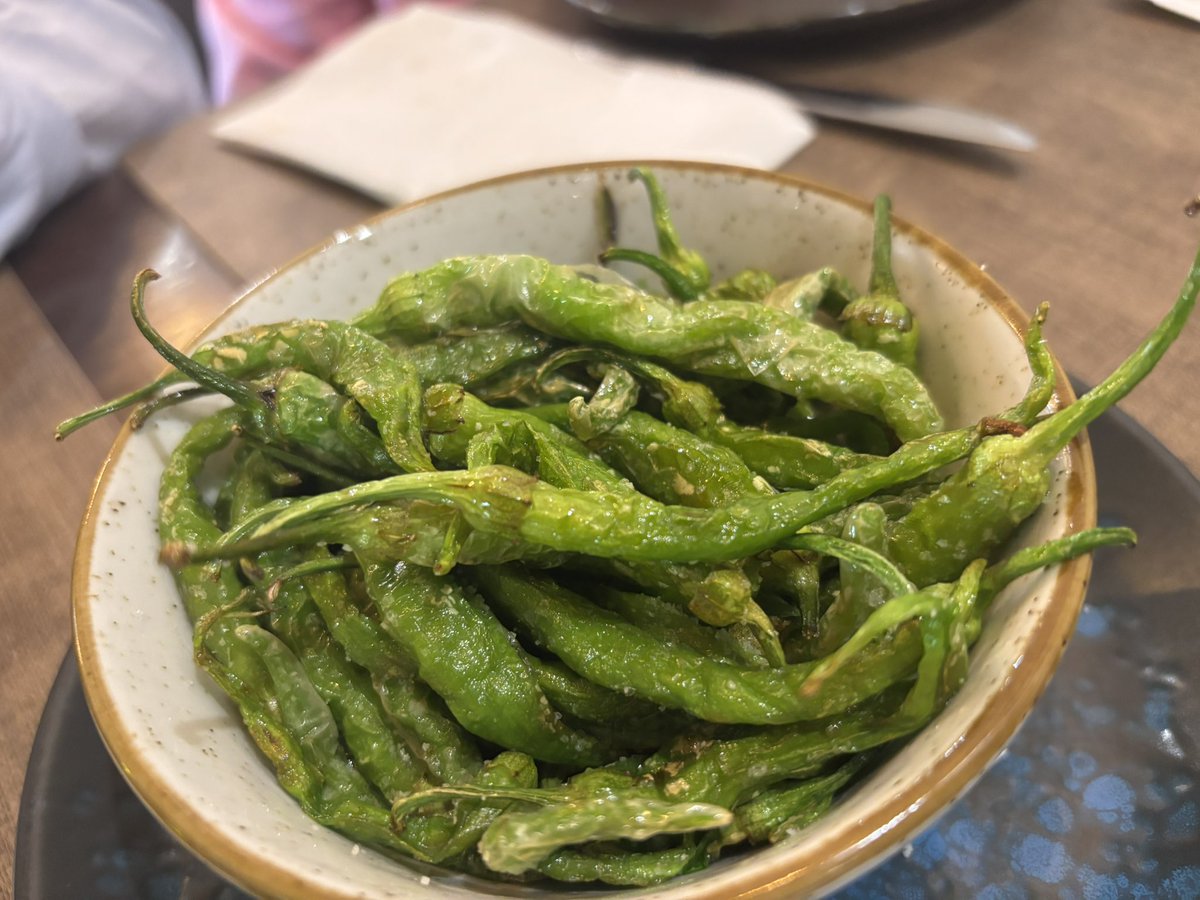 salsadechiles's tweet photo. Una barra para perderse. La Catapa. Coquinas, piparras, ortiguillas, rabitos de cerdo guisados. https://t.co/AD0EotdxqO