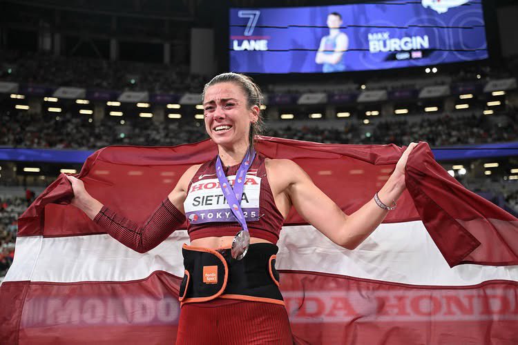 SportaAvize's tweet photo. 🔥 Šķēpmetēja Anete Sietiņa sestdien Tokijā ar jaunu personisko rekordu izcīnīja sudraba medaļu pasaules vieglatlētikas čempionātā.

👀 Pēdējā mēģinājumā Anete meta 64,64 metrus tālu, savu astoņus gadus seno personisko uzlabojot par 17 centimetriem.

📸 AFP/Scanpix￼ https://t.co/Dg98jvclgi