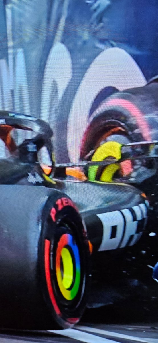 Cracked chassis for Piastri surely? Pit lane start?? #F1 #AzerbaijanGP