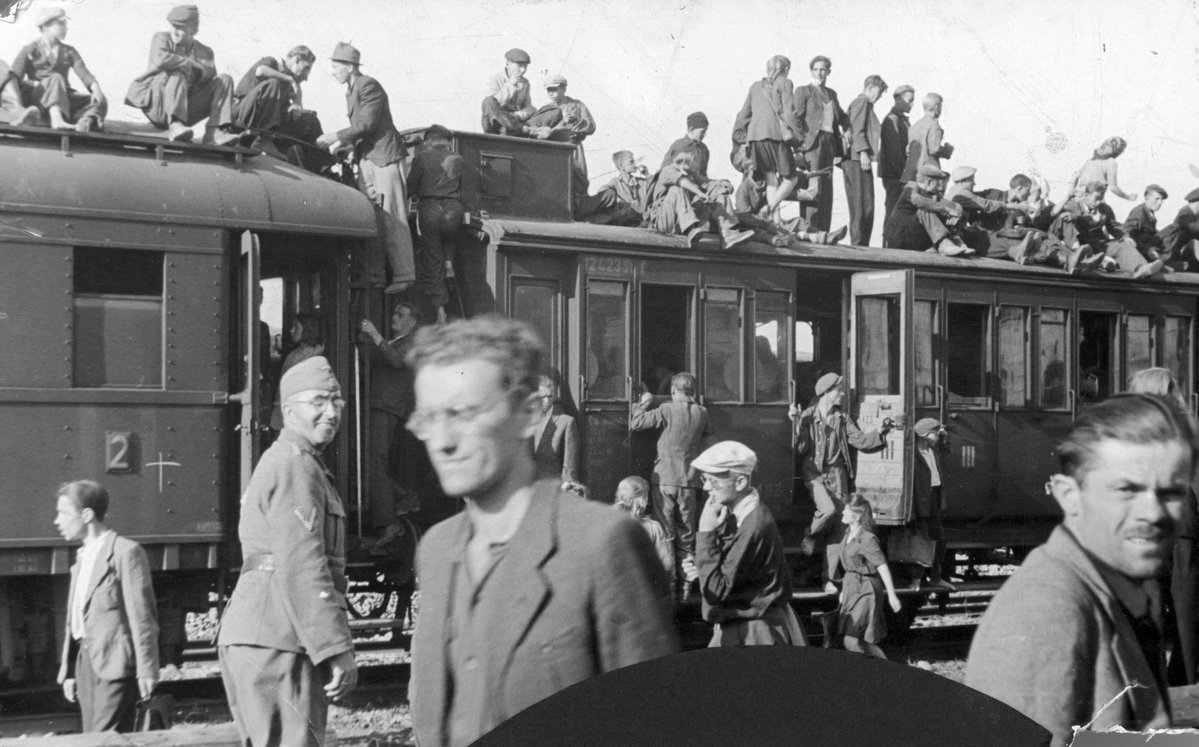 SanacjaPosting's tweet photo. Crowded train during German occupation, uncertain location, est. 1939-1945. https://t.co/1JmKoY6yhc