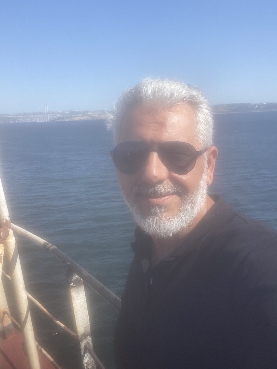 Zerafet başka birşey ,
Değer vermek daha farklı ,
Anılar biriktirdiğin de olur.
Keşke tanımasaydım dediğinde ,
Tatlı bir dokunuş bırakanda vardır.
Karanlıkta koyanda olur.
Hayat işte dalganın biri gelir biri gider,
Kimi dalgalar siler süpürür geçmişi,
Kimi yosunu bırakır…!
