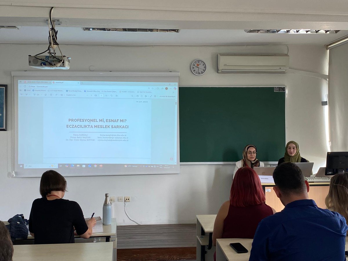 Lisans mezunlarımız Feyza Kargılı ve Fatma Betül Baştar bölümümüz öğretim üyesi Dr. Elyesa Koytak ile birlikte hazırladıkları "Profesyonel mi Esnaf mı?: Eczacılıkta Meslek Sarkacı" başlıklı sunumu gerçekleştirdiler.