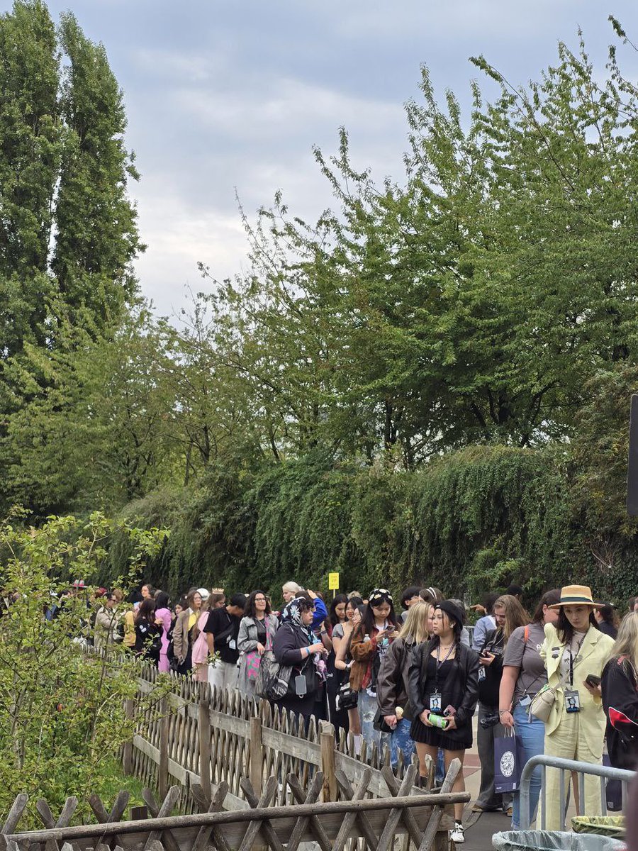 VIP2 queue barely moving right  now please start dropping the tags.

CESTICI G-DRAGON
#MonsieurGdragoninParis
#ÜbermenschInParis
#GDRAGON2025 #지드래곤
<a href="/IBGDRGN/">G-DRAGON</a>