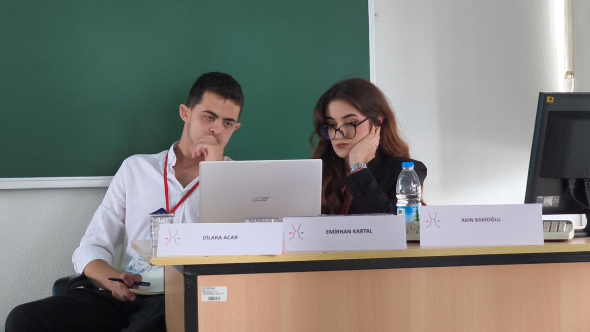 Medeniyet Sosyoloji lisans öğrencilerimiz Emirhan Kartal ve Dilara Acar "Sosyal Medyanın Üniversite Öğrencilerinin Sosyalleşmesi ve Yalnızlık Deneyimleri
Üzerindeki Etkisi: İstanbul Örneği" başlıklı çalışmalarını kongrede anlattılar.