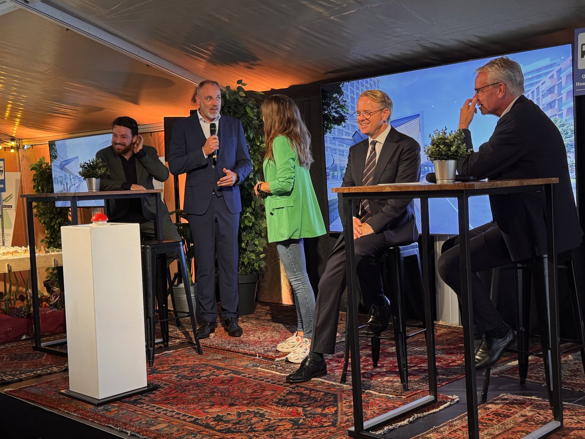 Wethouder la, gedeputeerde en een minister voor de onthulling van de naam van het nieuwe OV knooppunt.