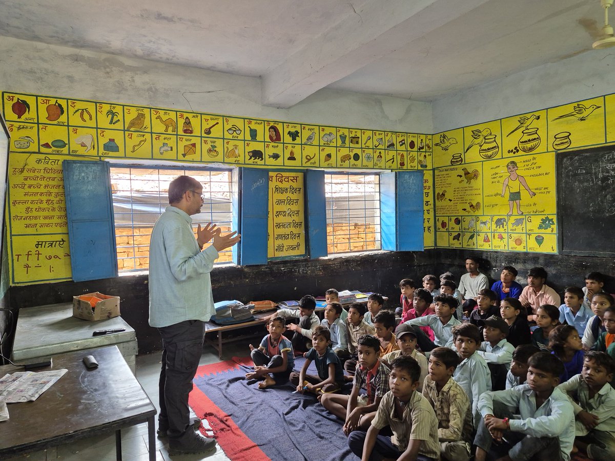 fgrs_iiserb's tweet photo. During a fieldwork in Sanwara, Baran (Rajasthan), Dr. @gauraviirs engaged with the young minds of the local Government school.
He explained the different hydrometeorological measurements and instruments that we have installed in our observatory there.
#watercycle #hydrologysa https://t.co/dRGZiXt4uH