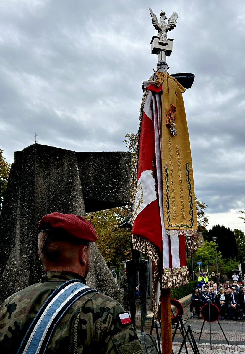 The Military Order of William, the highest Dutch military decoration, was awarded to the colours of the 6th Parachute Brigade. The unit received it in 2006 for its actions around Driel. #MarketGarden81