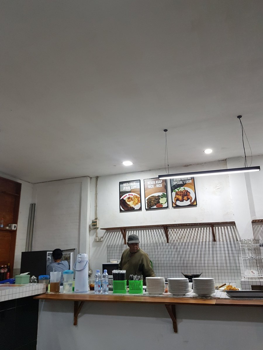 Setelah 2 hari makan soto ayam masakan rumah, malam ini akhirnya dinner ke Warung Asap Rica² Idola Jl. Sarangan. 
Pesan nasi ayam rica², ayam goreng, nasi sapi, masyaaAllah semua enaaaak dan harganya masuk akal. Ber⁴ habis 100ribuan.
Bener² bisa dibaleni 😍
Ps: kitchen bersih 👍