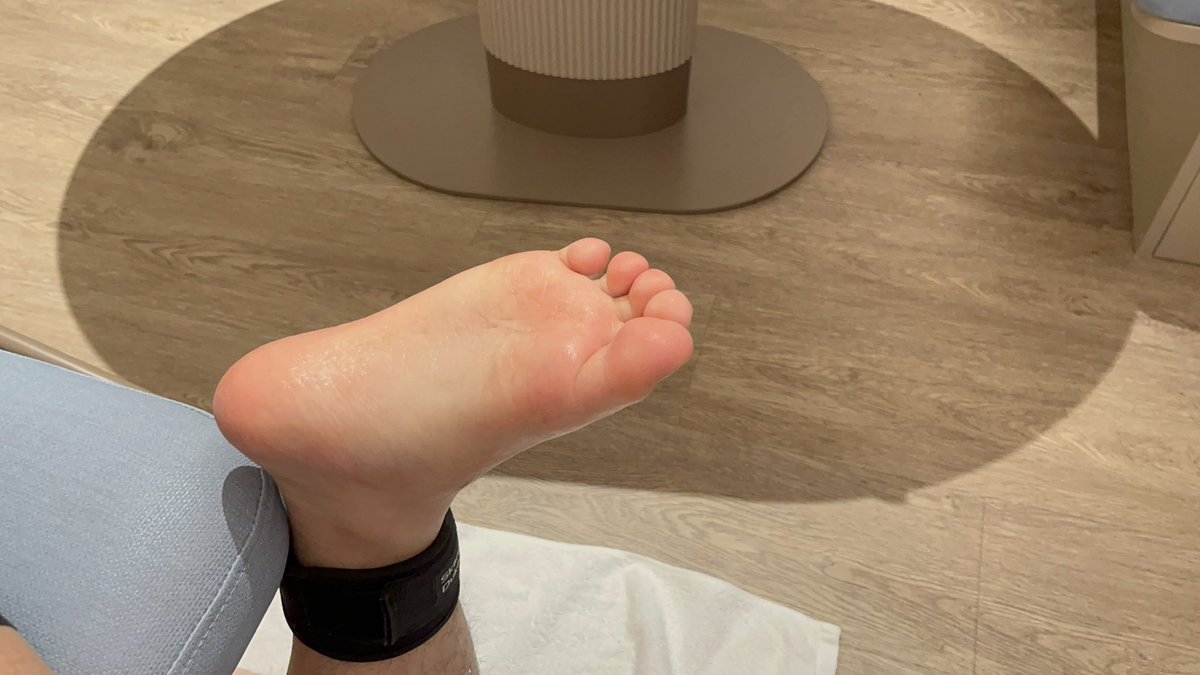 一邊坐著 一邊tk無處可逃的腳底 
腳底卻只能一直往上展開 😈

#tickle #tickling #tk #HongKong #撓 #腳