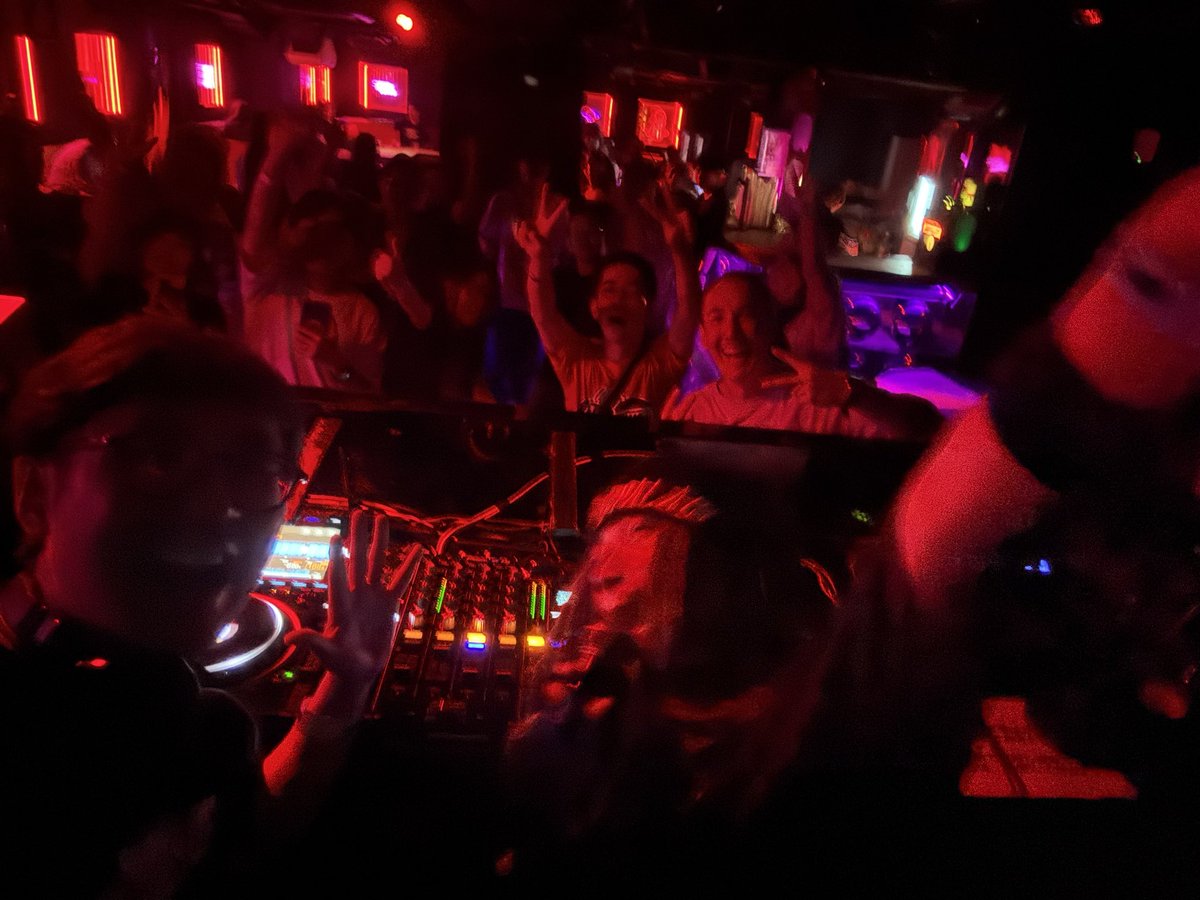 uno_roughsketch's tweet image. #NFR25 ありがとうございました！！とぱぞさんの時とTBPの時にUniverseステージにお邪魔し、Forceステージのクローズを務めさせていただきました🙏特にForceステージでは突発で @monogotz さんがマイクに入ってくれて最高でした！予定調和じゃない！セトリなんて無い！完全にセッション！最高でした！