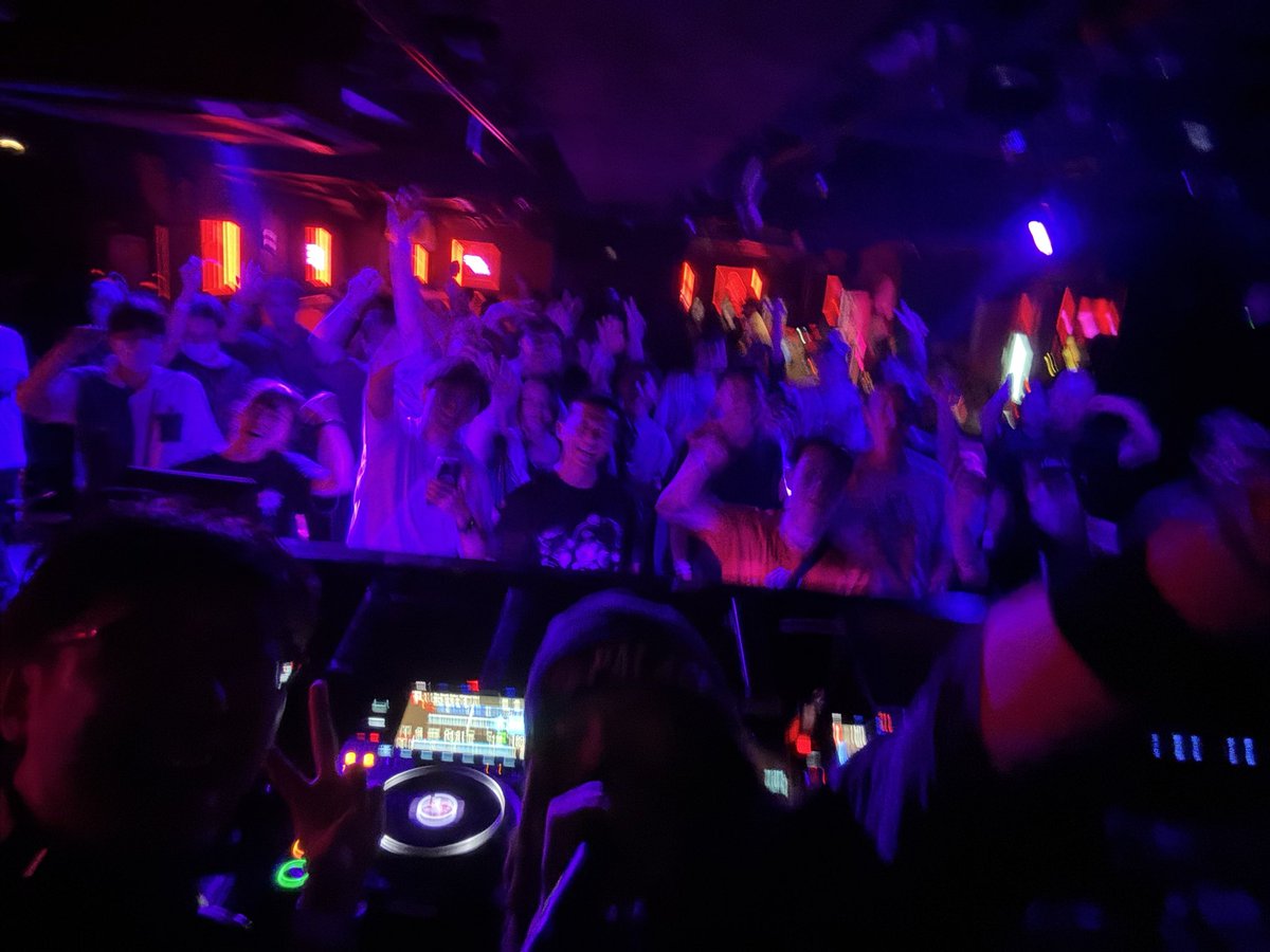 uno_roughsketch's tweet image. #NFR25 ありがとうございました！！とぱぞさんの時とTBPの時にUniverseステージにお邪魔し、Forceステージのクローズを務めさせていただきました🙏特にForceステージでは突発で @monogotz さんがマイクに入ってくれて最高でした！予定調和じゃない！セトリなんて無い！完全にセッション！最高でした！