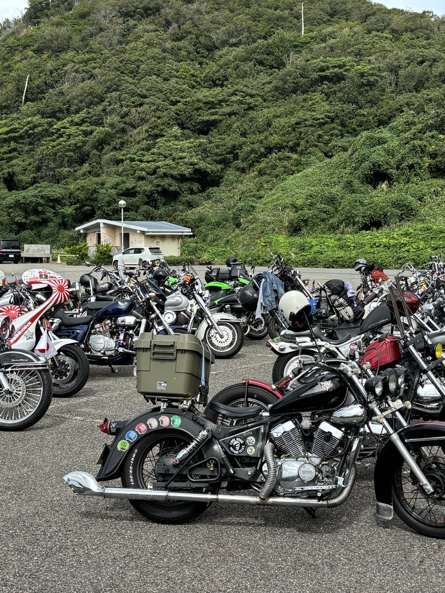 TO1971KIYO's tweet photo. バイクチーム「神風一門」の「百鬼夜行2025」に初参戦🎌
チームメンバーと参加者の色んなバイクカスタムが見れて勉強になりました📝
皆んな、優しいナイスガイ‼︎
また 逢える日まで🙋♂️
#DSC11
#ドラッグスター
#神風一門
#百鬼夜行 https://t.co/ebVO0j5cnC