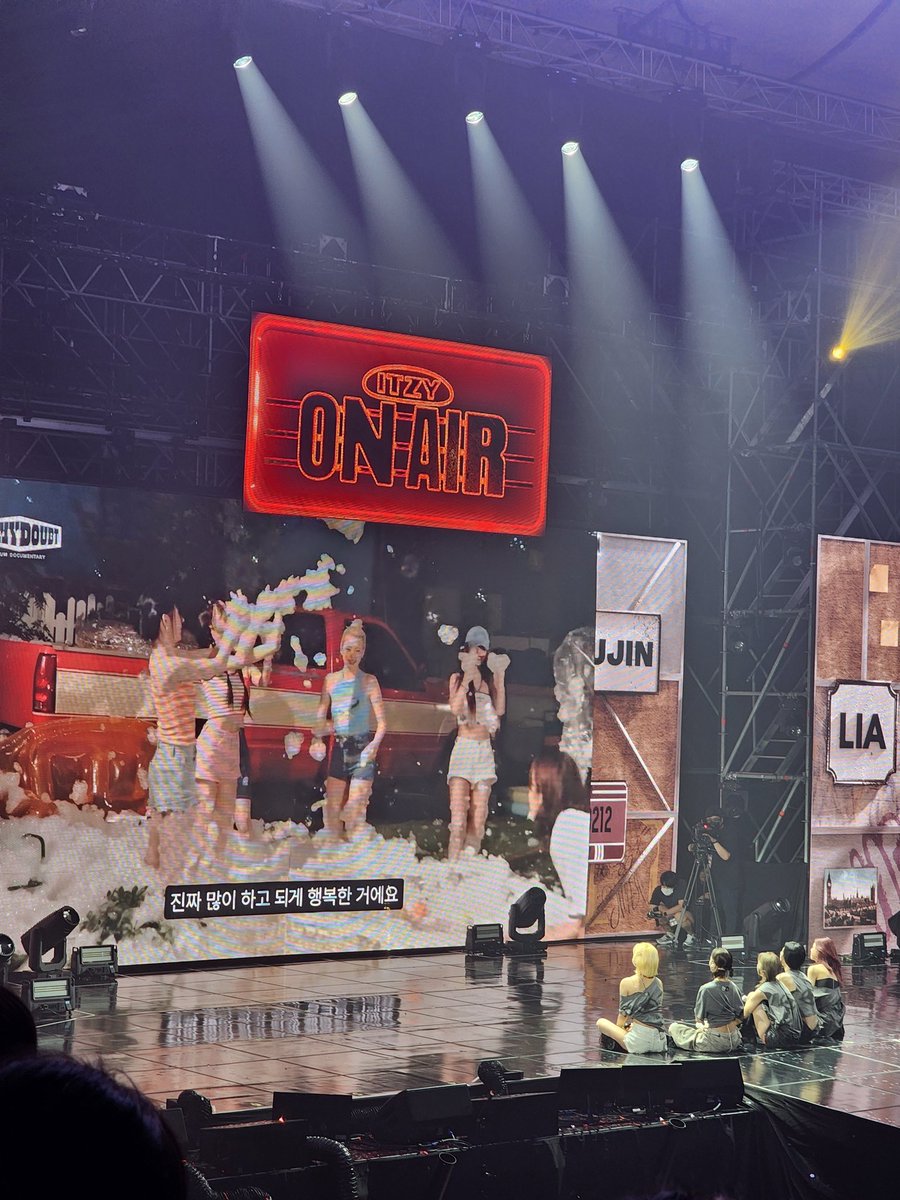 재계약한거너무너무마음좋은데뭔가울컥하고먼가눈물나고그럼...있지가평생아이돌해주길