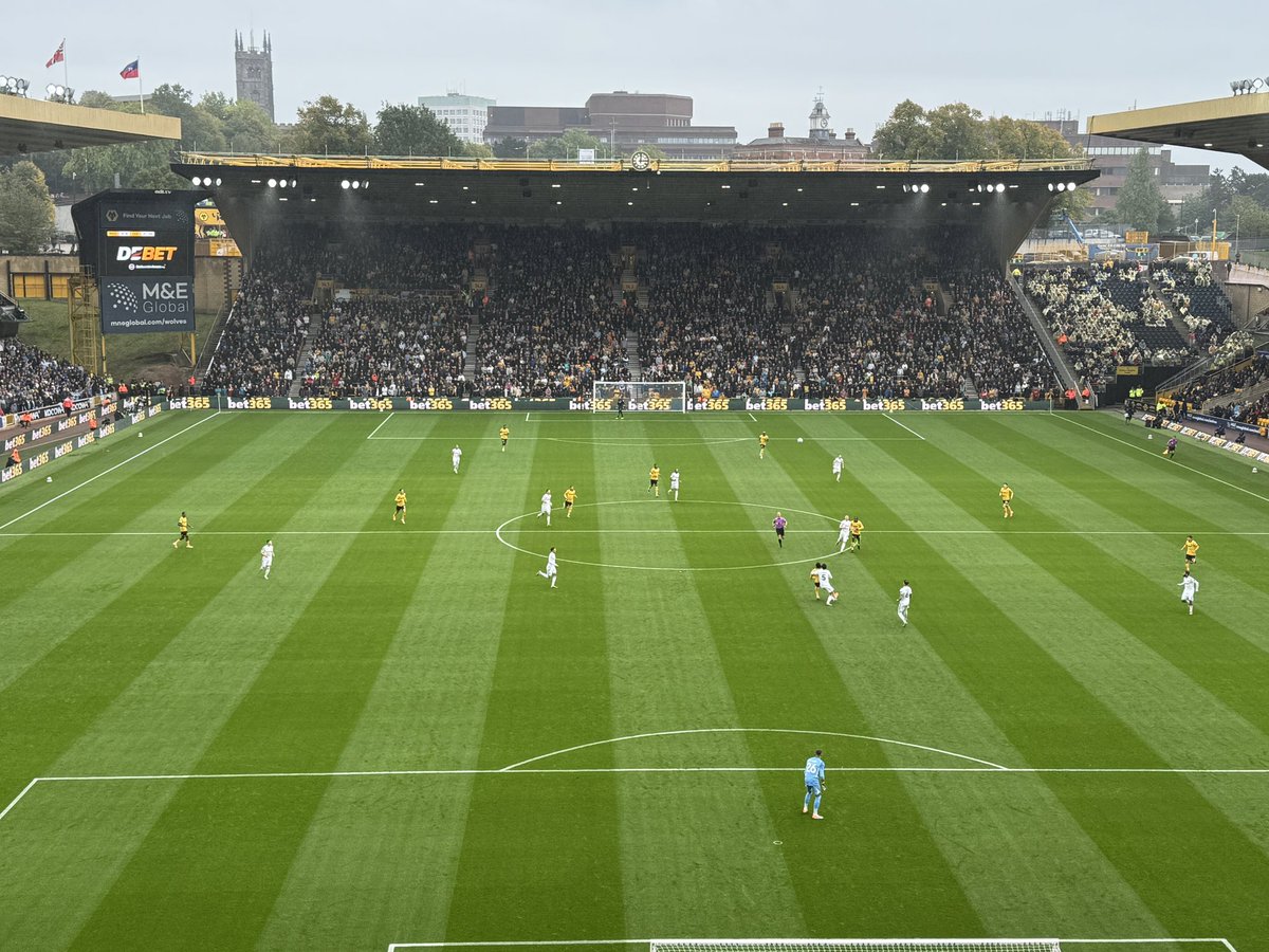 Probably showing my age here, but nice to see two teams both playing in their ‘proper’ club colours!