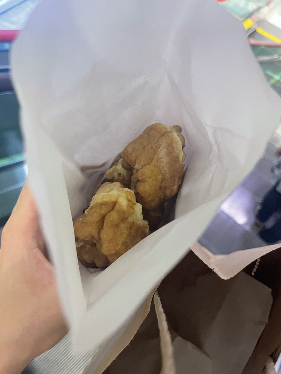 오늘 국화빵 파는 차를 발견했음
국화빵 너무 좋아해서 아저씨한테 하나 달라했음

근데 아저씨가 계속 ㅈㅉ몇십번을 불러도 무시하는거임
그 상황이 너무 무안하고 정병도져서 혼자 울먹거리면서 어깨 두드리니까

아저씨가 나보고 놀라더니 자기 귀를 톡톡 치심
알고 보니까 청각장애를 가지신거였슴