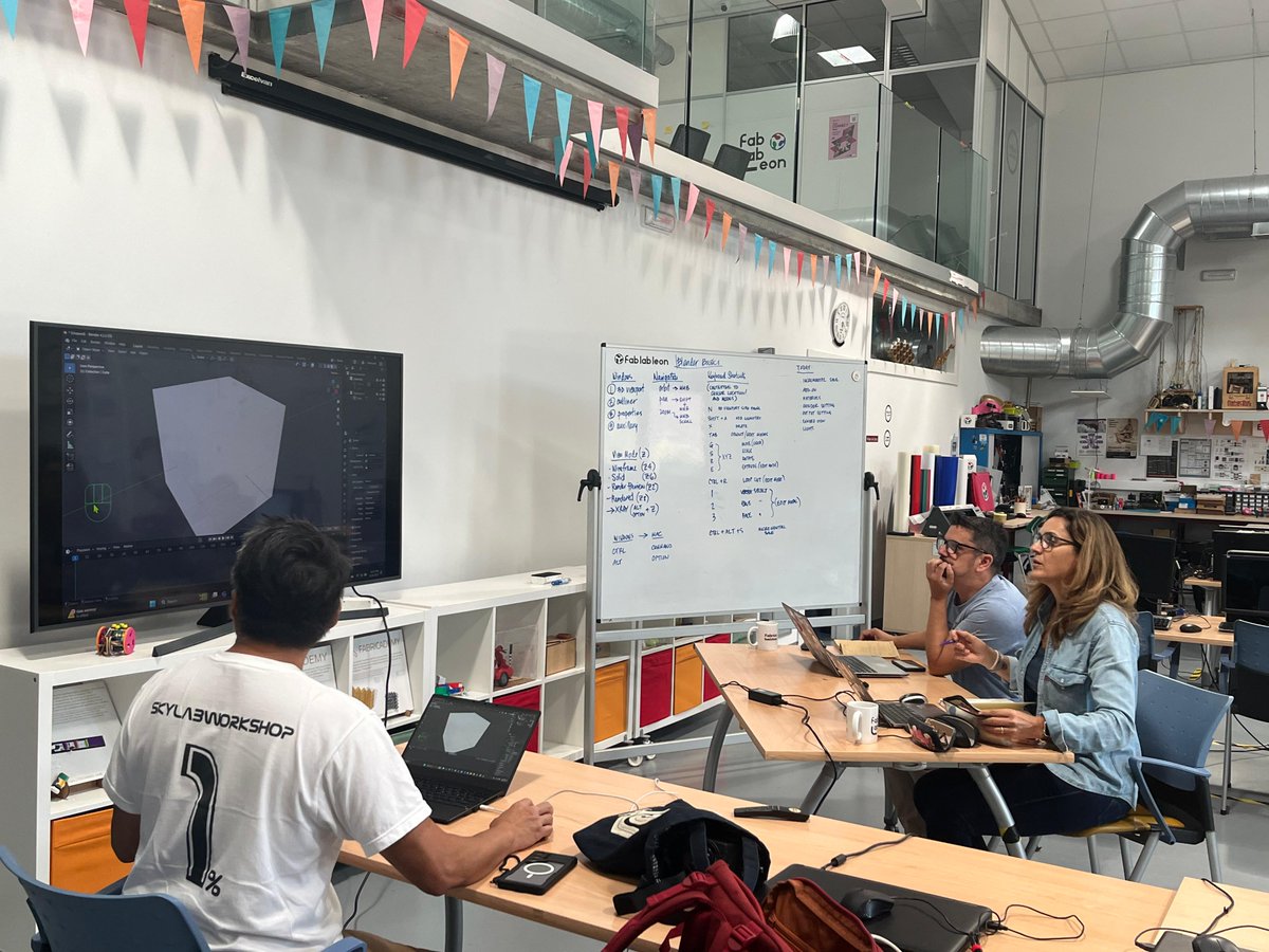 FabLabLeon's tweet image. La semana pasada recibimos a un gran amigo en Fab Lab León: Rico Kanthatham 💡
Hablamos de #FabAcademy y #Fabricademy y ¡hasta nos dio un tutorial exprés de #Blender! 🎨
¡Gracias, Rico, por compartir siempre con tanta generosidad! 🙌
#FablabNetwork #STEAM