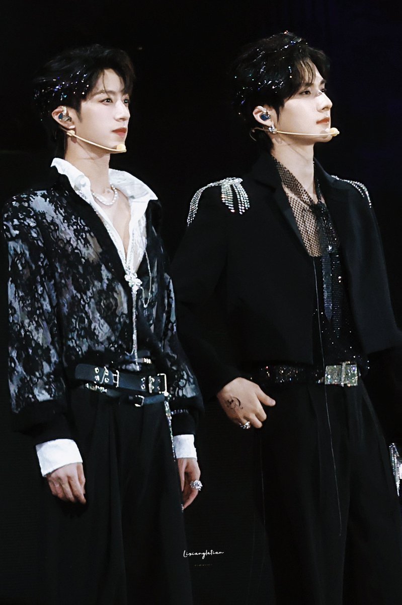 NaaNe0812's tweet photo. DESIRE4 TMA2025 DEBUT STAGE
Huhu. Trọn vẹn
#TMA2025withDESIRE4 #JiangLi #SeekyLi #OceanJiang #Desire4 #JiangHeng #LiPeiEn https://t.co/DLnqrdnHMT