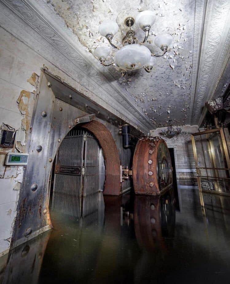 abandonedspaces's tweet image. Abandoned bank vault…