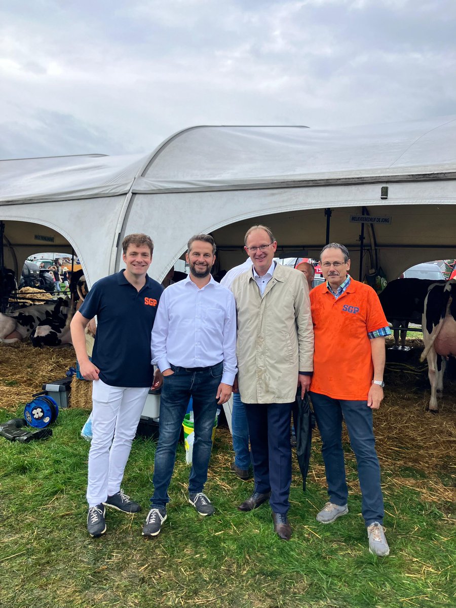 ajflach's tweet image. Veel mooie gesprekken gevoerd op de Fokveedag in Hoornaar. Ondanks de regenbuien veel publiek bij de stand van @SGPnieuws en veel steun voor de SGP-koers op het gebied van landbouw. Boeren zijn broodnodig!