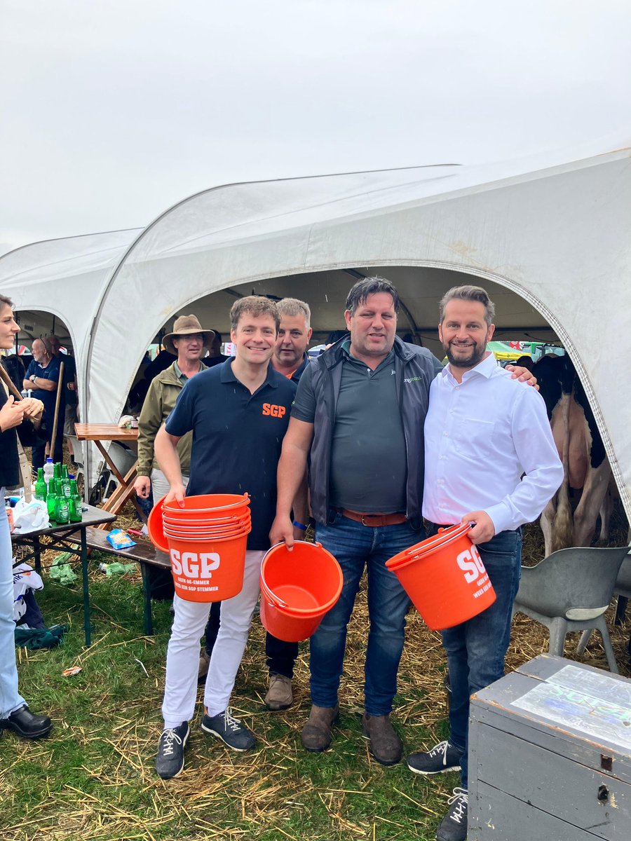 ajflach's tweet image. Veel mooie gesprekken gevoerd op de Fokveedag in Hoornaar. Ondanks de regenbuien veel publiek bij de stand van @SGPnieuws en veel steun voor de SGP-koers op het gebied van landbouw. Boeren zijn broodnodig!
