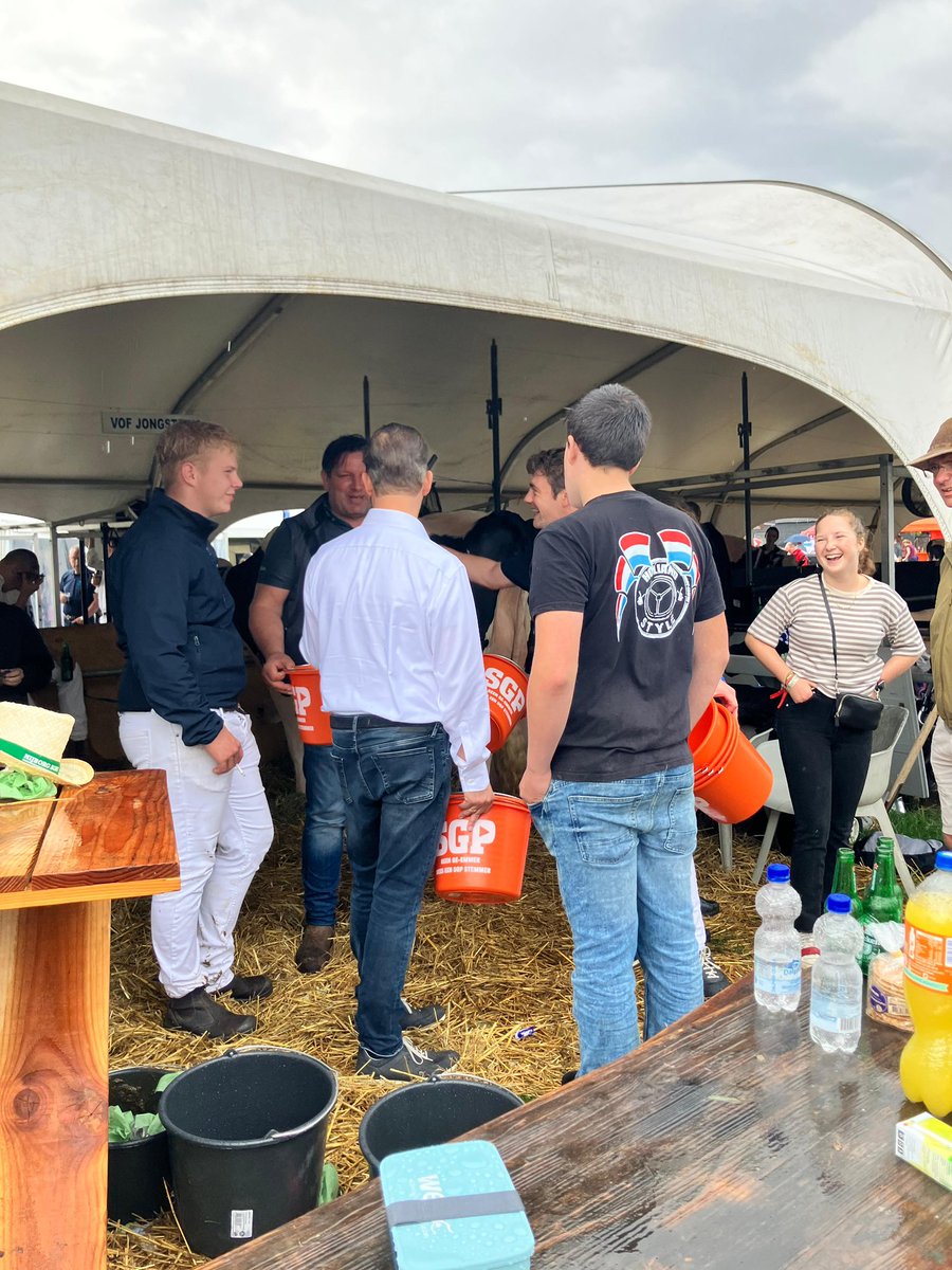 Veel mooie gesprekken gevoerd op de Fokveedag in Hoornaar. Ondanks de regenbuien veel publiek bij de stand van <a href="/SGPnieuws/">SGP</a> en veel steun voor de SGP-koers op het gebied van landbouw. Boeren zijn broodnodig!