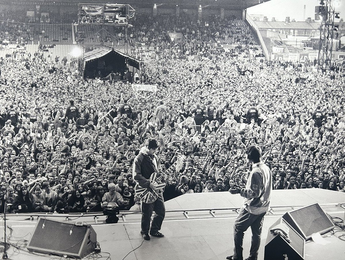 Oasis live at Maine Road 1996

📸 Jill Furmanovsky