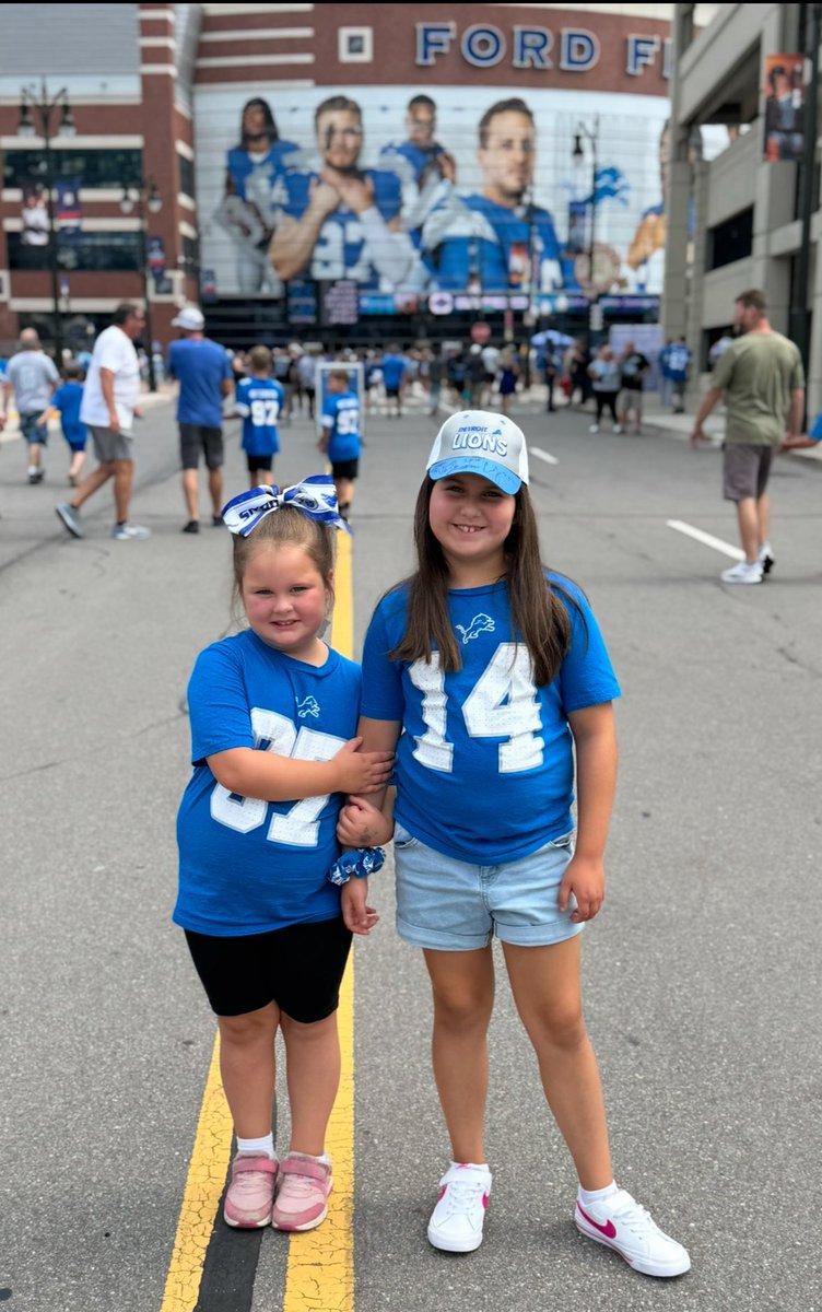 These two would like to submit their (un)official application to be featured in a future episode of Milk &amp; Cookies with the <a href="/Lions/">Detroit Lions</a>. 
<a href="/LionsPR/">Detroit Lions PR</a> <a href="/MilkMeansMore/">Milk Means More</a> 
#OnePride