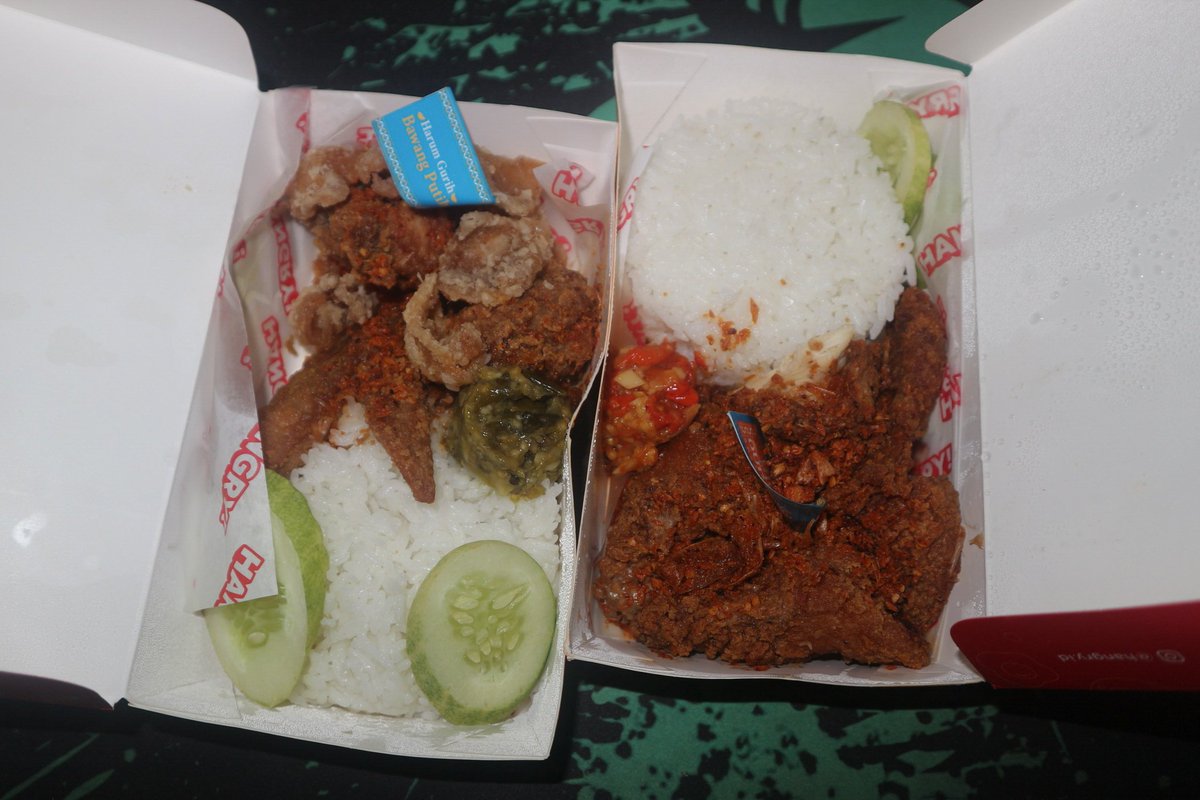 ubermenschna's tweet image. Siapa yg kalo bingung mau makan apa ujung-ujungnya mesen ayam geprek???? 
GHUWE 🥰🥰🥰 
Mana ini aroma &amp;amp; rasa bawang putihnya sedep bgt lagi. Mau sungkem sama Ayam Goreng Bawang Putri karena udah bikin olahan mantep ini