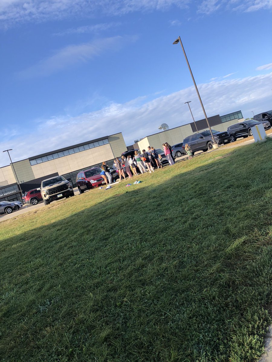 Thank you to former stang Emma for leading us thru a yoga practice!  Thanks to assistant coach Sarah for the bagels!! 🐎💚💛