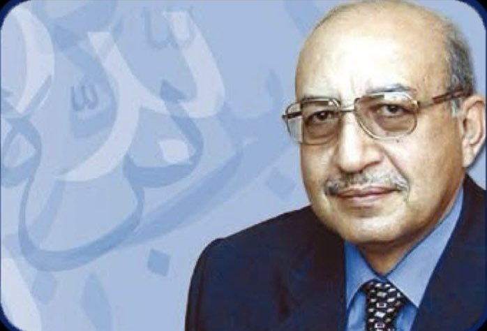 Falah_Almashal's tweet photo. داود الفرحان، الكاتب الأشهر عراقيا!
فلاح المشعل
رحل الكاتب العراقي الكبير داود الفرحان 1943-2025، أشهر كاتب عراقي ساخر برؤية نقدية للظواهر الاجتماعية والسياسية، وصاحب الجملة الأشهر في الأوساط الصحفية "البقاء للأصلع" بدلاً عن البقاء للأصلح الجملة التي تختصر عوالم البقاء والتطور وفق نظرية دارون، قالها الفرحان عندما أُعْفِي من وظيفته في صحيفة الجمهورية حينذاك، وأسندت إلى الشاعر سامي مهدي رحمه الله، ليكون رئيسا للتحرير.
داود الفرحان كان يكتب عموداً أسبوعياً في مجلة ألف باء، الأكثر تميزا ونجاحا واحترافا مهنيا في العراق، برغم المضايقات التي كانت تتعرض لها والعيون المحدقة بها من قبل الجهات الرقابية والحزبية والأمنية وغيرها، كان الفرحان يمتاز بعقلية إعلامية فذة، وقدرة عالية على تحويل أية حكاية إلى عمود صحفي ساخر بفكرة نقدية تنحاز إلى الجمهور، وتنغز السلطات، ولعل أكثر العناوين التي تألق بها، كان عموده الأسبوعي في ألف باء بعنوان "بلد صاعد، بلد نازل" مقارنات بين الحياة في اليابان والعراق، كان يجلد الحكومة آنذاك بمراوغة لغوية تستوعبها لغة الصحافة، وينتجها عقله بمرونة متمكنة.
كان يتفوق على قدرات الكاتب المصري محمود السعدني، بلغته الصحفية الساخرة وقدرته على صياغة الحكايا، لكن اختلاف المناخات السياسية والاجتماعية وظروف الكتابة والنشر بين البلدين حجمت من شهرة وانتشار الفرحان على النطاق العربي، بخلاف الكبير محمود السعدني!
إن ظروف العراق السياسية وموقف السلطات المتزمت والقامع لمفهوم الحرية والرافض لكل أشكال النقد، ونظرا لموقفه الشخصي من أخطاء القيادات السياسية البليدة، جعلت نظرة السلطة وعناوينها الرئاسية تقرر منع الكتابة والنشر للكاتب الكبير داود الفرحان، كذلك تعرض للاعتقال والحبس، وللتاريخ فإن المنع شمل بذات القرار كل من الكاتب الكبير حسن العاني وكذلك الكاتب الكبير حاتم حسن، أعتقد أن القرار استمرّ حتى سقوط نظام صدام عام 2003، ثم علمنا أن القرار جاء من المدعو (عبد حمود) المستشار الخاص للرئيس صدام حسين. 
 ورغم استمر أستاذنا حسن العاني بالكتابة والنشر، لكن ليس باسمه، بل كان ينشر بأسماء بعض الزملاء والزميلات وأكثرهم شجاعة كان الزميل جواد الحطاب.
ما حدث بعد 2003 ومجيء سلطات ثقافية وإعلامية تجهل العمق العراقي ومعاناة قطاعي الإعلام والثقافة وخفاياه، استمر التعامل بإهمال مع العنوان الكبير داود الفرحان وغيره من الكتاب والفنانين والعاملين في ميادين البحث والفكر، تلك هي الأزمة ذاتها، مفهومزوثقافة الحرية التي يفتقد لها العقل السياسي المأزوم حين يمتلك السلطة!