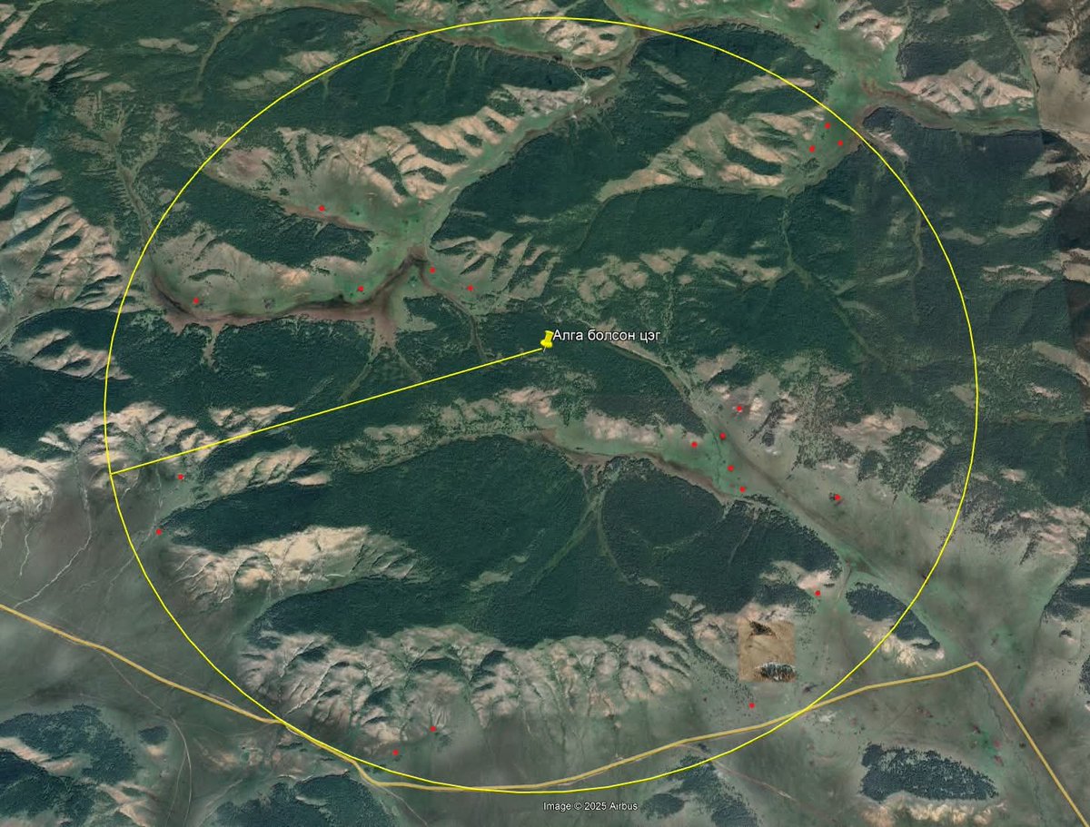 Хүүхэд алга болсон цэгээс 10 км диаметр бүхий зай ийм том болж байна. Бага насны хүүхэд 3 км/ц хурдтай явахад л 3 цагийн дотор энэ хүрээнээс бараг гарчихна. Гэхдээ ойр орчим олон айлын бараатай, модноос гараа л ирвэл айл харагдахаар юм байна.

Хүүхэд ойдоо л байгаа даа. Алга