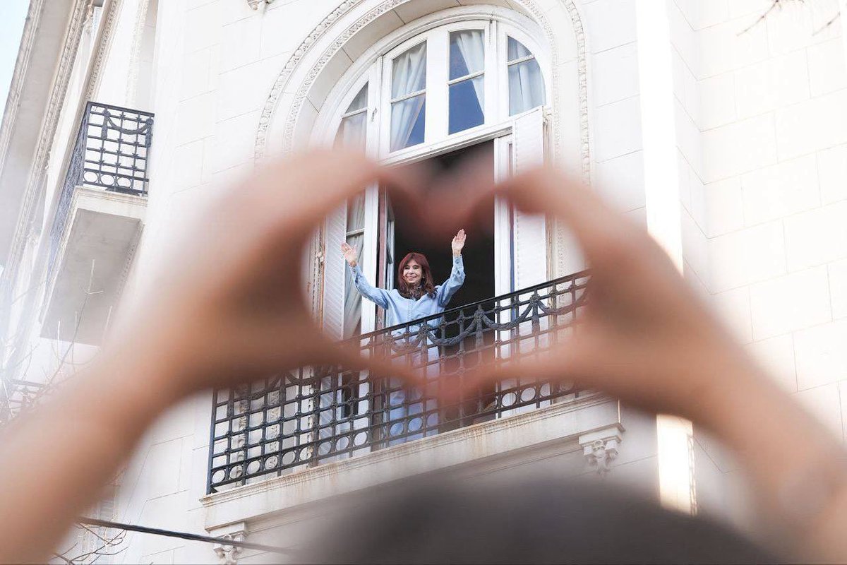 El amor y la lealtad de un pueblo no pueden proscribirse. Cristina está presa por ser la esperanza de millones y, a la vez, una amenaza para los que creen que Argentina es un negocio. La historia pondrá a cada uno en su lugar.

100 días injustamente presa. <a href="/CFKArgentina/">Cristina Kirchner</a> es