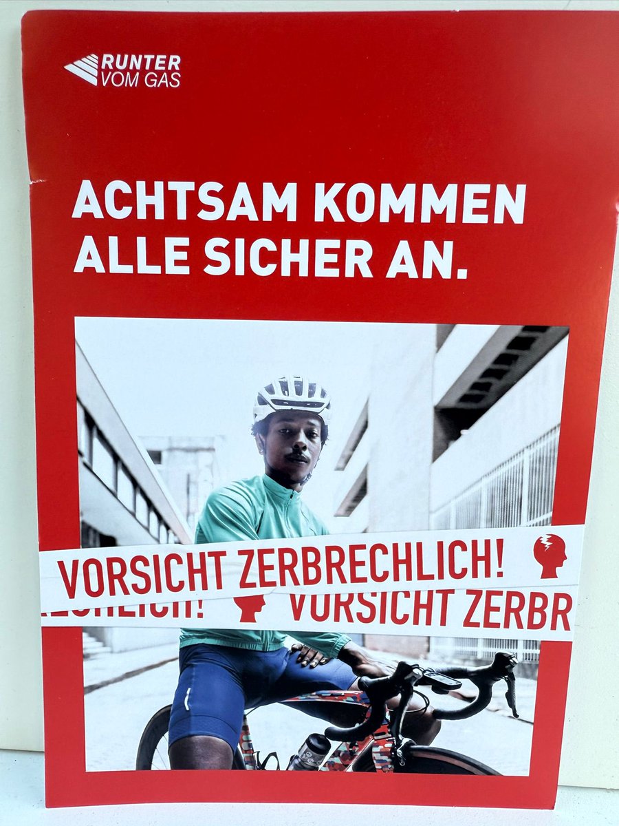 Polizei_DeRo's tweet image. In der Neustraße in #Wittenberg findet heute im Rahmen der Europäischen Mobilitätswoche ein großes Straßenfest der Stadt Wittenberg statt. Wir sind zusammen mit dem #DVR vor Ort. Die großen Themen zum #Weltkindertag - Kinder und Radfahrer, Achtsamkeit und Verkehrssicherheit.