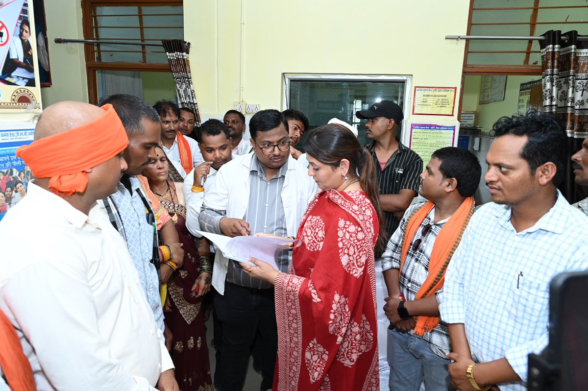 स्वास्थ्य, पोषण और विकास
इसी से बनेगा सशक्त समाज

नगर पंचायत इंदौरी में आयोजित स्वस्थ नारी सशक्त परिवार योजना, निःशुल्क स्वास्थ्य जांच एवं रक्तदान शिविर तथा महिला एवं बाल विकास विभाग के अन्नप्राशन और गोद भराई कार्यक्रम में सम्मिलित हुई।

साथ ही इंदौरी स्वास्थ्य केंद्र का निरीक्षण