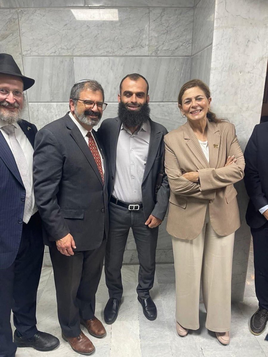 hussein19_issam's tweet photo. هل تعلم؟!
ان التكفيري قتل أمة محمد ومذاهبها لأسباب خيانية تتعلق بعلاقة القادة السياسيين بامريكا..
وهذا يشير إلى علاقة غير مباشرة مع الكيان..
وكل الخطابات بعد اي تفجير تنتهي بعملاء أبناء القردة والخنازير..
القردة اليهود والخنازير الأمريكان..
مئات الآلاف سقطوا في أسواق شعبية و��جمعات دينية ومجازر وإعدامات ميدانية وابادة دينية او عرقية..
لكن التكفيري اليوم في وسط أمريكا وهو مبتسم وخلفه العلم الاسرائيلي..
ما حدث في سوريا هو سقوط مدوي لمنهج التكفير.، علاقة مباشرة مع الكيان وخضوع تام لأبناء الخنازير، واستقواء بآلتهم العسكرية والفخر والابتهاج بهذه العلاقات، لذلك من يتحدث بعد اليوم عن الشرك والردة والخيانة ابصقوا بوجهه اولاً.. وبعدها طالبوا بدماء مئات الآلاف من الأبرياء التي أزهقت ارواحهم نتيجة فتاوى التطرف، لأنهم قتلوا صبرا وبدون ذنب..
هذه الفكر حتى وان تم تجميله خليجيا وأمريكيا وصهيونيا لكنه يبقى فكر متوحش عينه دائما على رقاب المسلمين..
هذه الصورة تمثل المشهد برمته منذ صعود التكفير في ثمانينات القرن الماضي بعد ان كان حبيس الحرم المكي في السبعينات..
صورة ترسم لك المشهد الحقيقي لهذا الفكر المنحرف ومصادره..
تكفيري وصهيوني متطرف وسط دمشق، رجوع الفرع التكفيري إلى الأصل الصهيوني.