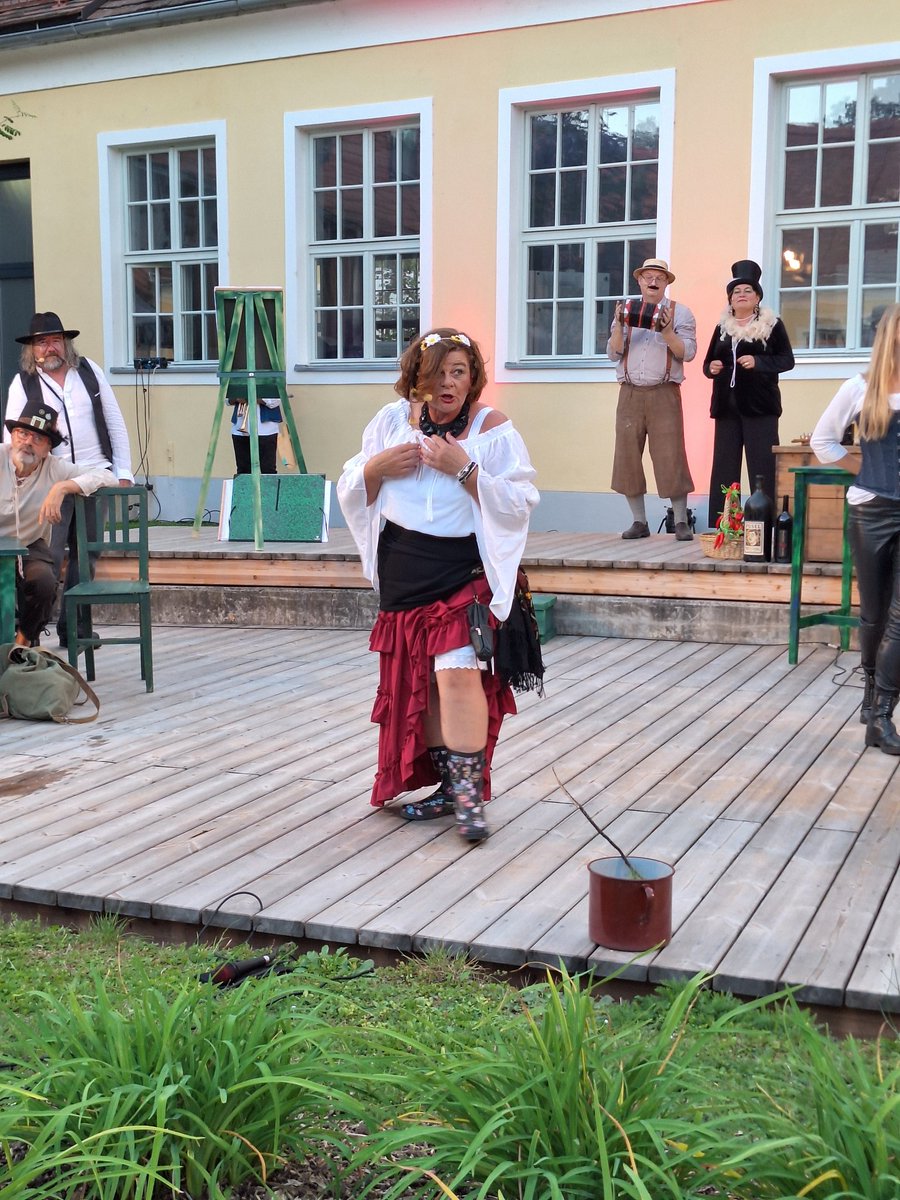 "Vagabunden, Übeltäter, Räuber, Mörder und Verräter. Skrupellos brutale Leute, das war Holzknechtseppls Meute" 🎶

Mittendrin die verrufene Ranzenbart Traudl 😄

Sonntag um 16 Uhr im Schloss Batthyany Pinkafeld gibt's nochmal eine Vorstellung - kommt's, wenn's euch trauts 😎