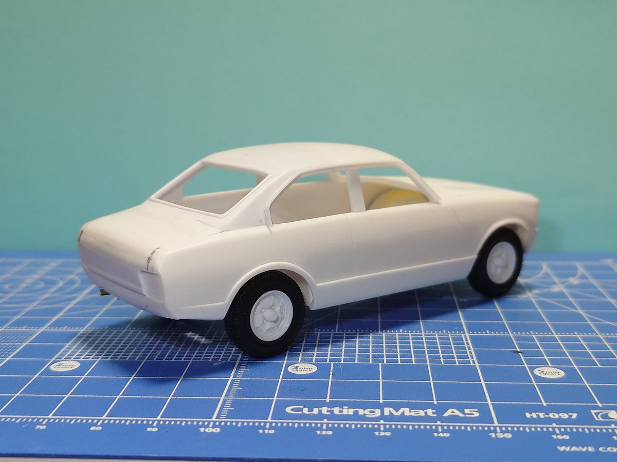 自動車の制作
後部座席のルーフをつけて、フロントとリアも加工して・・・
まだまだ作ります😁👍

#ジオラマ
#ミニチュア