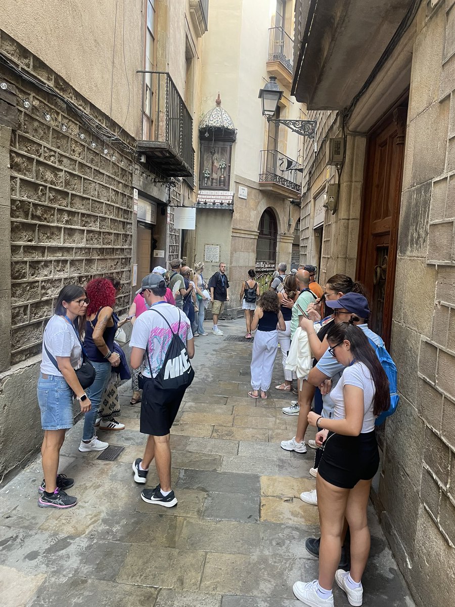 Davant de casa. La limitació de grups turístics, segons la norma vigent, hauria de ser de vint persones (les superen) i no hi ha ni un sol agent cívic al carrer. Alcalde, regidor, si volen que continuem vivint a Ciutat Vella, facin complir la llei. <a href="/jaumecollboni/">Jaume Collboni</a> <a href="/Albert_Batlle_B/">Albert Batlle</a>