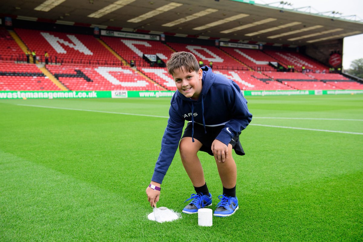 Poacher_The_Imp's tweet photo. 👏 Thank you to young Imps fan Oliver for painting one of the penalty spot ahead of today's match!
#LINLUT https://t.co/PzbDEDncxQ
