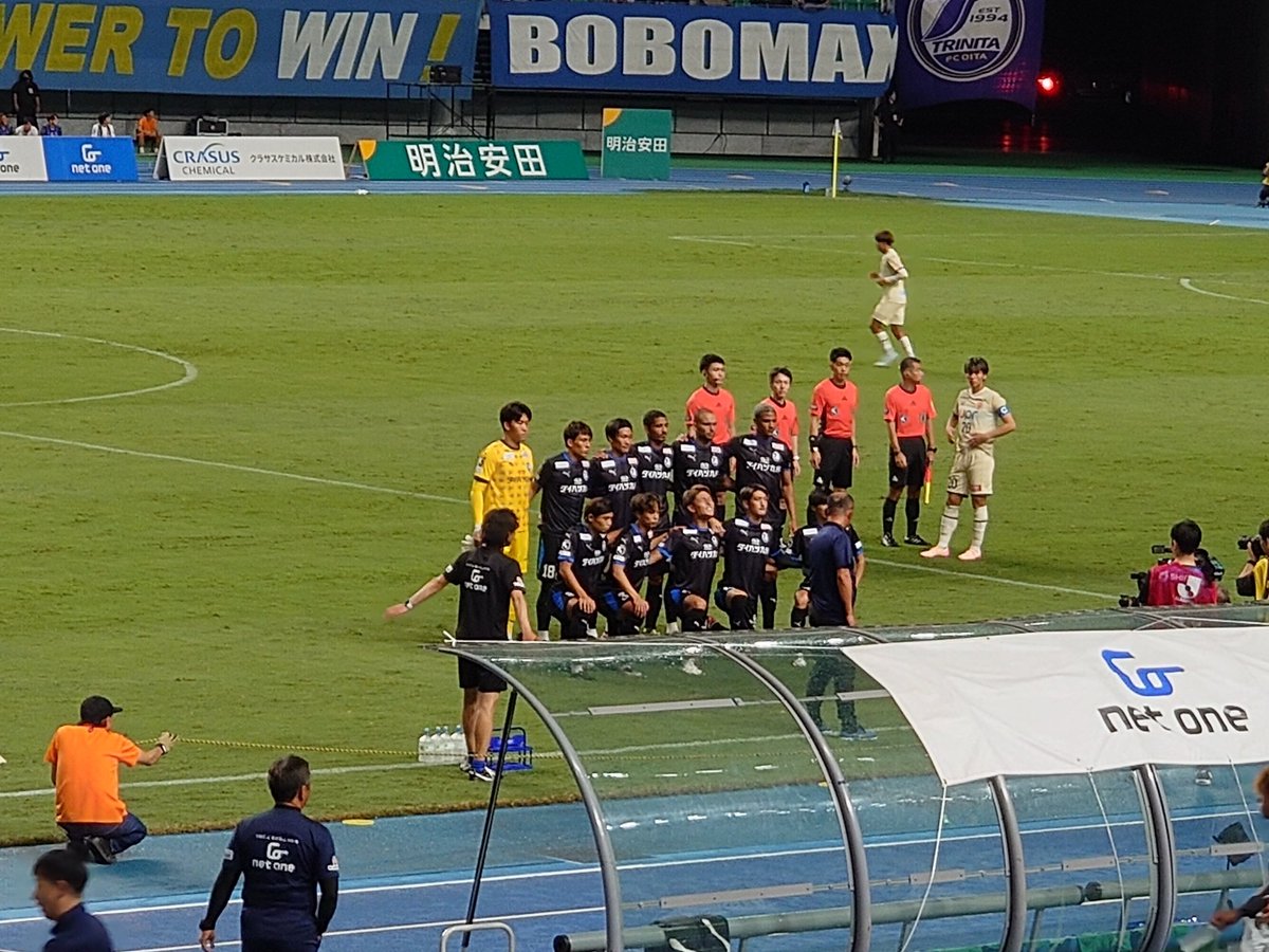 両ゴール裏とリミユニの選手達！
今日は勝利のみ😤😤
#大分トリニータ 
#レノファ山口FC