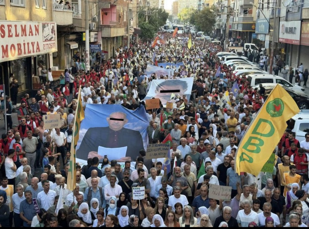 Bu bir başkaldırıdır, bu bir isyandır, bu bir işgaldir, bu bir bölünmenin ayak sesidir, bu bir 50 bin insanımızın katilini meşrulaştırma sürecidir.

Bu rezalete daha ne kadar göz yumacaksınız bıktık artık kanla çizilmiş vatanımızı bu bölücü hain teröristlere böldürmeyeceğiz!