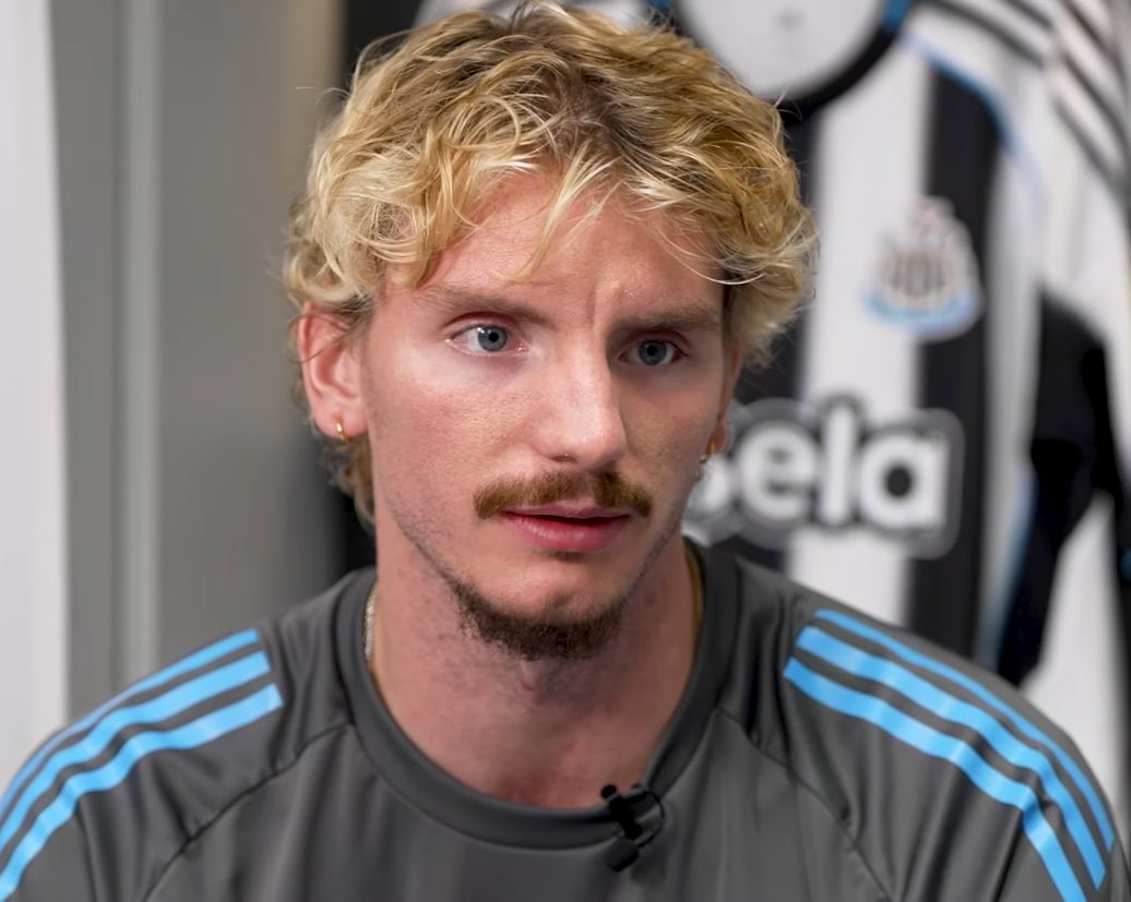 AnfieldEdition's tweet photo. Newcastle striker Nick Woltemade on:

The away stadium he is most looking forward to playing at: Anfield.

The toughest defender he expects to face: Van Dijk.

His favourite ever Premier League player: Gerrard.

The most talented player he has played with: Wirtz. https://t.co/A2xT2xkQTY