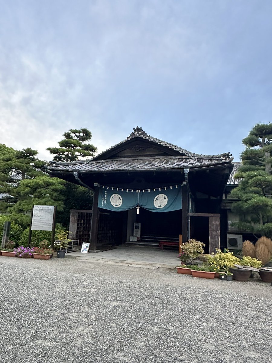 なんとか日没までに設営完了しました。皆さま明日は披雲閣で会いましょう😊
少し涼しくなったので、とにかく蚊がすごいです。皆さま虫除けスプレー持参で笑
#BOOKWEEKEND
#BOOKWEEKEND2025
#ブックウィークエンド
#玉藻よし讃岐の国の本びより